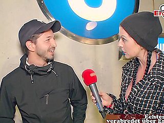 Deutsche Strabenumfrage: Moderatorin Fickt Passanten