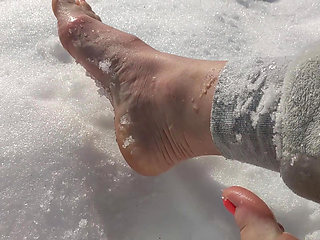 I Walk Barefoot in the Snow, the Snow Crunches Under My Toes