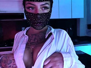 Sexynympho webcam model uses toy on clit to masturbate