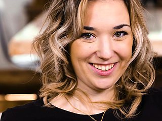 Cockhungry babe getting pussy stretched