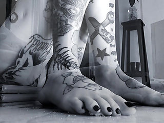 hey baby stop and watch my feet