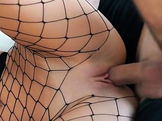 Mit Netzstrmpfen bekleidete Stiefschwester bekommt ihre eng