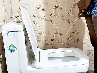 After I finished urinating, I felt an urge to squirt milk from my penis, so I squirted milk while looking at my charmi queen