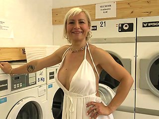 Eva gets lost in sensuality with Lyia... - Jacquie et Michel TV