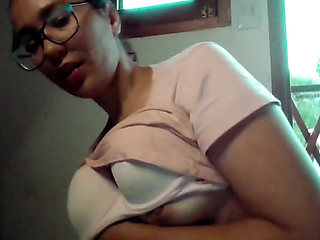 Hot Girl Was Bored and Plays with a Gift That Her Stepbrother Gave Her