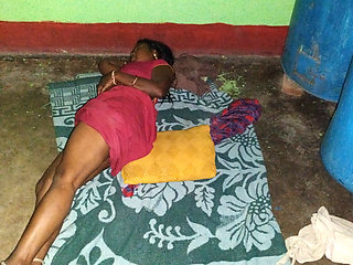 Aunty Ji Ko Raat Me Jamin Me Patak Ke Maje Se PeLa
