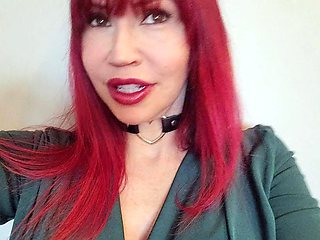 Hot pussy spreading close up for solo toying stunner