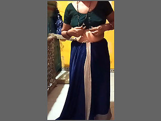 Sonal bhabi apni sadi dhire dhire nikalti hai