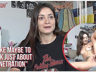 Sexy Brunette Babe Plays With Herself Before Using The Magic Wand