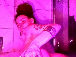 Amateur webcam babe showing her sexual goods