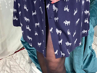 Mrs Mature Feet Stripping to He Basque