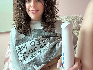Traveling girlfriend puts on a filthy solo show over facetime