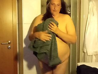 Everyday look out - Eva shows off her natural Rubens figure in the bathroom
