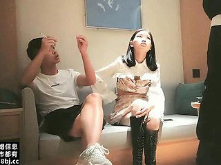 AI HD 2K repair 2020-9-18 91 Mr. Chen made an appointment with a girl with a short skirt, and fucked her with a blowjob. She raised her pussy and fucked her sideways in and out of the way.