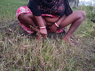 Dehati bhabhi jungle mein masti karne Gaya