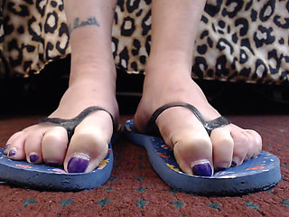 Closeup toe wiggles in flops