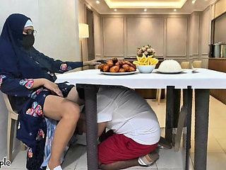 Guru sekolah hijab muslim pergi untuk kencan dengan bintang